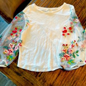 Cotton t with embroidered sleeves